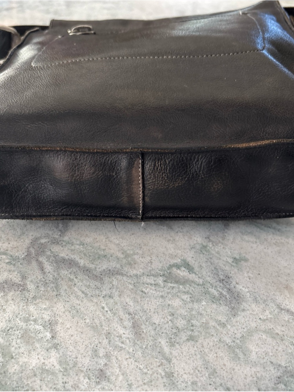 BedStu Venice Classic Unisex Black Leather Messenger Bag with Front Buckle - Picture 13 of 15